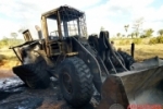 ARIQUEMES: Bombeiros combatem incêndio em pá carregadeira na área rural