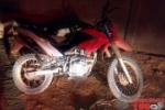 ALTO PARAÍSO: Moto com restrição é abandonada em frente a escola na área rural