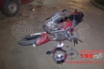 ARIQUEMES: Rapazes ficam feridos em colisão de moto e carro na Av. JK