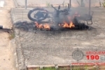 ARIQUEMES: Homem incendeia motocicleta em briga com a esposa no Jorge Teixeira