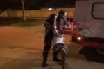 ARIQUEMES: Jovem cai de garupa de moto ao passar por faixa elevada na Av. Tabapuã – Condutor deixa vítima ferida no local