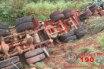 ARIQUEMES: Carreta Rodotrem evita colisão frontal com camionete e capota em barranco na Br–364 – Carga de 60 mil foi perdida