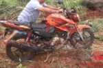 ARIQUEMES: Ao realizar limpeza de terreno com máquina pesada maquinista encontra moto furtada abandonada