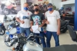 Clientes felizes Moto Mil Suzuki recebendo as motocicletas em Ariquemes, Vale do Anari e Porto Velho