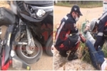 ARIQUEMES: Grave acidente entre carro e moto deixa mulher com perna fraturada – Moto ficou cravada embaixo do carro – Vídeo