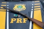 PRF apreende arma de fogo transportada ilegalmente por taxista
