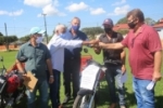 Adelino Follador participa da entrega de motos com carretinhas para associações rurais do Vale do Anari