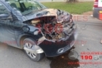 ARIQUEMES: Carro fica parcialmente destruído após colidir na traseira de caminhão na Av. JK