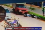 ARIQUEMES: Vídeos – Motociclista escapa da morte ao cair embaixo de caminhonete na Avenida Canaã