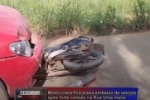 Motocicleta fica presa embaixo de veículo após forte colisão – Vitima foi socorrida pelo Bombeiros – Vídeo  