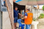 Defesa Civil Municipal distribui cartilhas com orientação sobre enchentes a moradores em áreas de risco