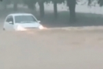 ARIQUEMES: Veículo fica quase submerso em cruzamento da Tabapuã com Candeias – Ruas ficaram alagadas devido grande fluxo de chuva desta quinta–feira – VÍDEO