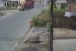 Homem cai de garupa de moto e vai parar debaixo de caminhão – VÍDEO